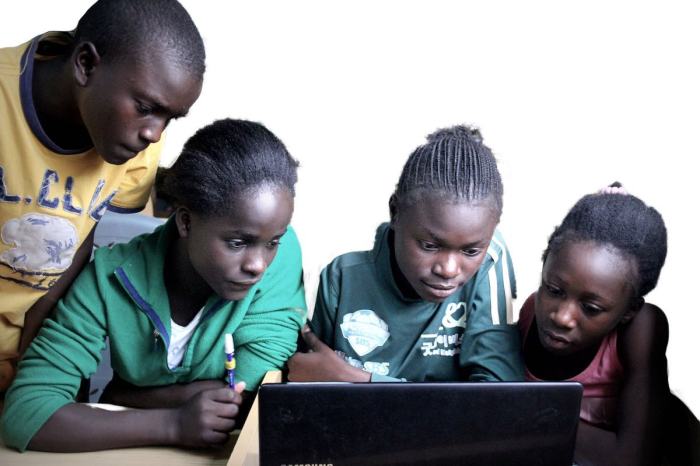 Jugendliche an einem der Computer im Ayiera-Centre © Tom Rübenach